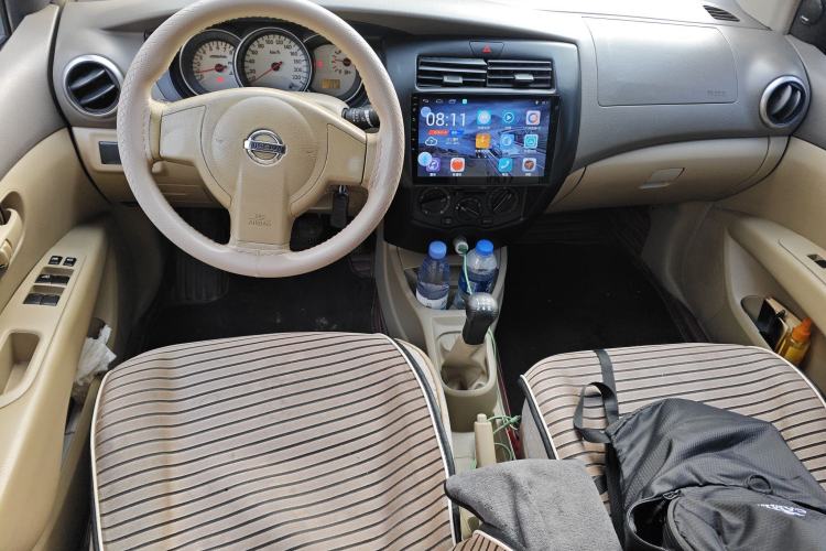 Used Nissan Livina 2010 Jingyue Edition 1.6L Manual All-Around Model Center Console