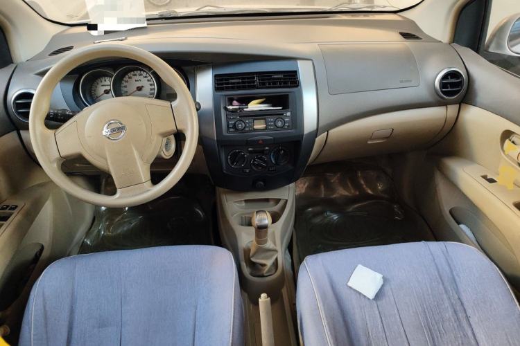 Used Nissan Livina 2010 Jingyue Edition 1.6L Manual All-Around Model Center Console