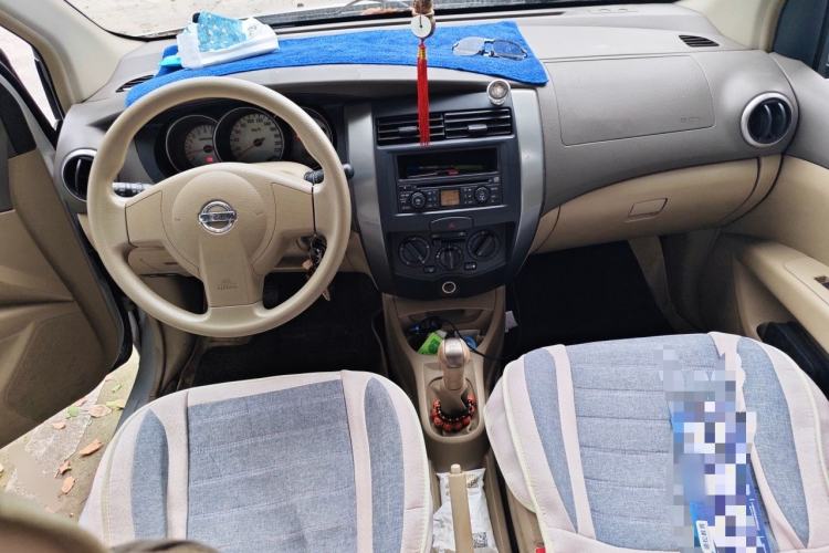 Used Nissan Livina 2010 Jingyue Edition 1.6L Manual All-Around Model Center Console