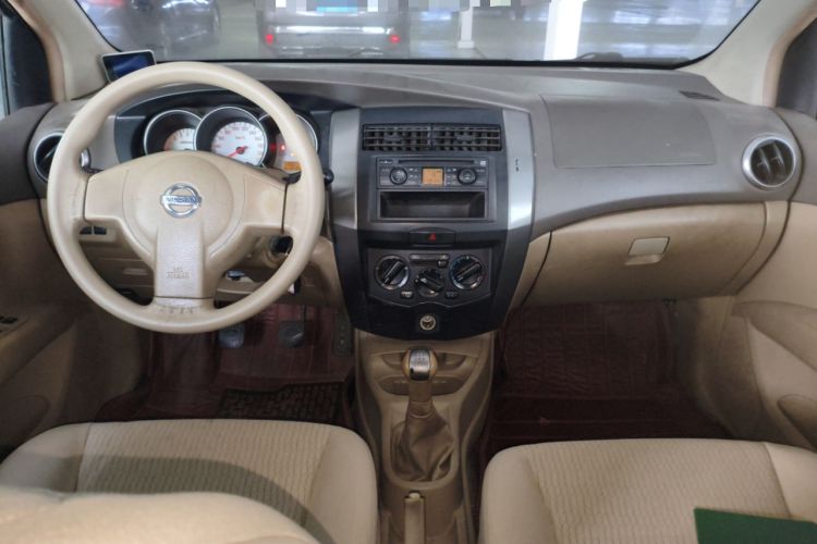 Used Nissan Livina 2010 Jingyue Edition 1.6L Manual All-Around Model Center Console