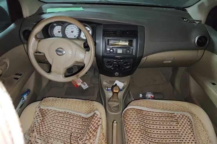 Used Nissan Livina 2010 Jingyue Edition 1.6L Manual All-Around Model Center Console