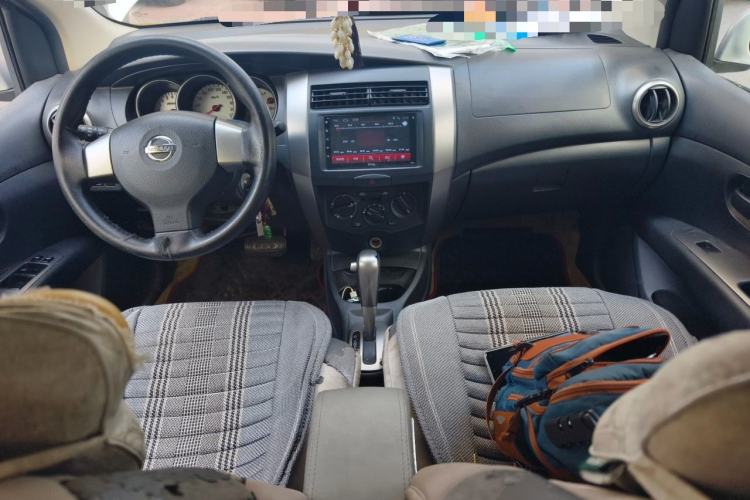 Used Nissan Livina 2010 JINRUI Edition 1.6L Automatic Standard Model Center Console