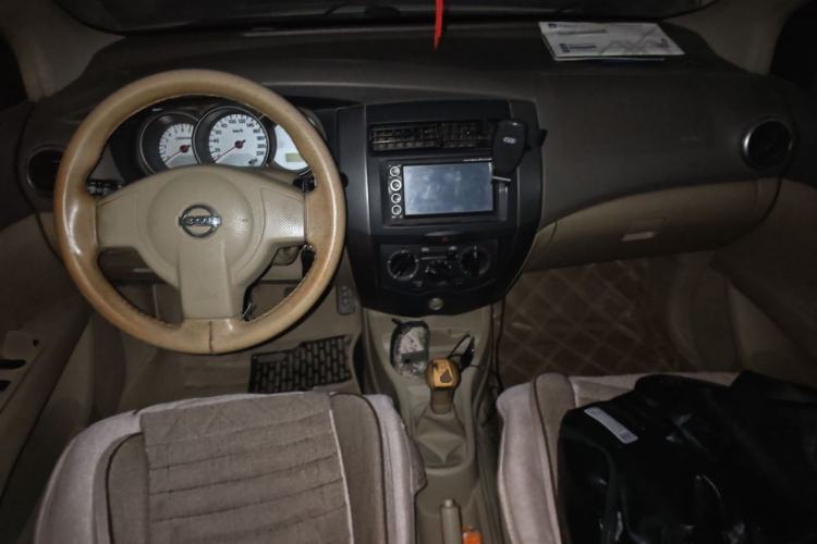 Used Nissan Livina 2010 Jingyue Edition 1.6L Manual All-Around Model Center Console