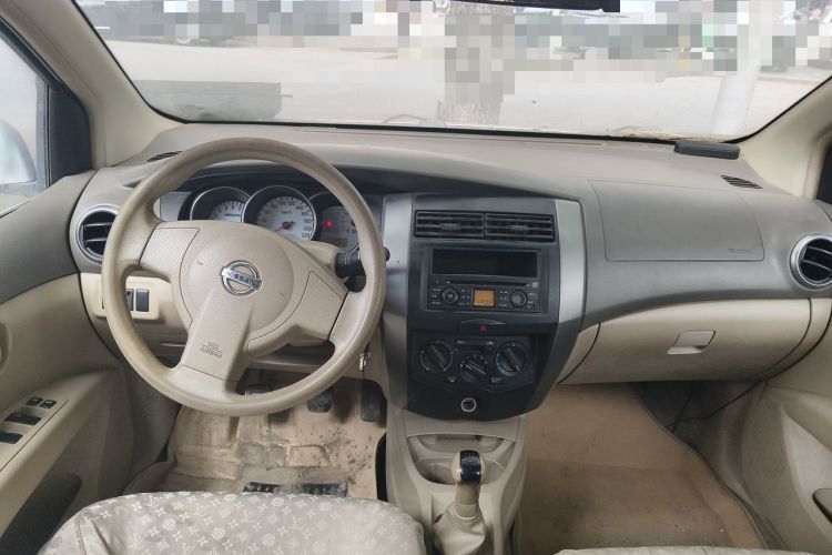 Used Nissan Livina 2010 Jingyue Edition 1.6L Manual All-Around Model Center Console