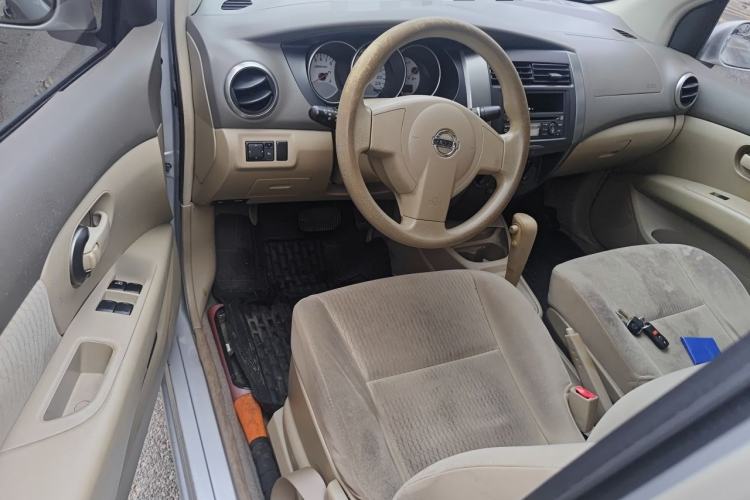 Used Nissan Livina 2010 Jingyue Edition 1.6L Automatic All-in-One Model Center Console