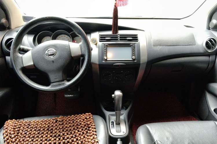 Used Nissan Livina 2010 Jingrui Edition 1.6L Automatic Smart Model Center Console