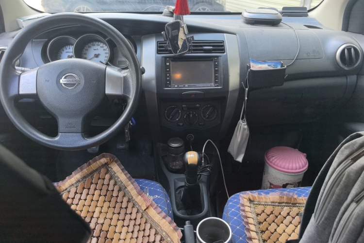 Used Nissan Livina 2010 Jingrui Edition 1.6L Manual Standard Model Center Console