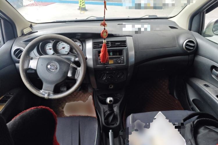 Used Nissan Livina 2010 Jingrui Edition 1.6L Manual Standard Model Center Console