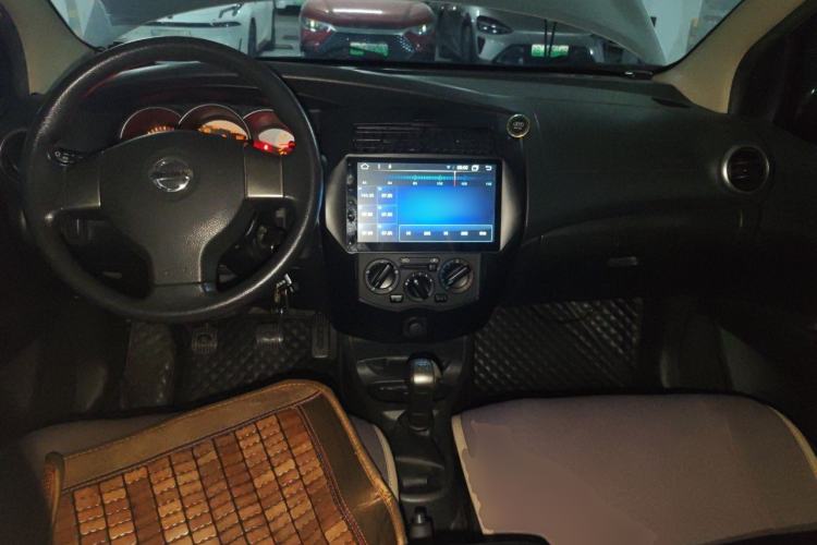 Used Nissan Livina 2010 Jingrui Edition 1.6L Manual Standard Model Center Console