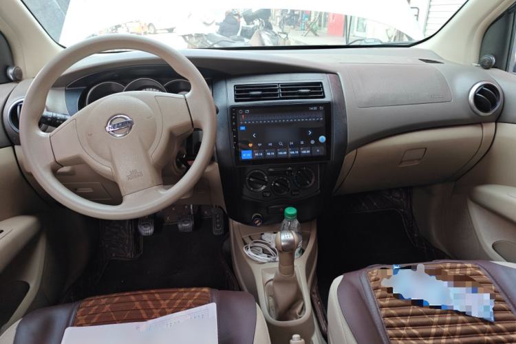 Used Nissan Livina 2010 Jingyue Edition 1.6L Manual All-Around Model Center Console