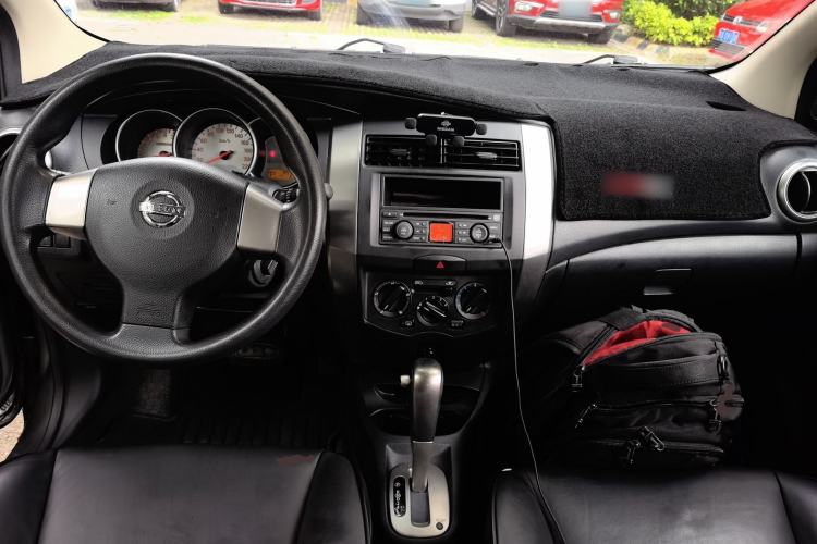 Used Nissan Livina 2010 Jingrui Edition 1.6L Automatic Smart High-End Model Center Console