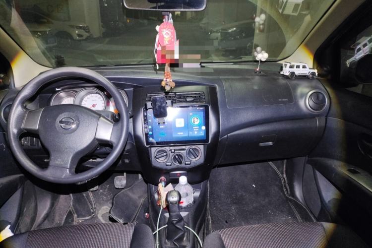 Used Nissan Livina 2010 JINRUI Edition 1.6L Manual Smart Model Center Console