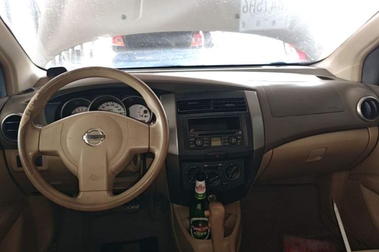 Used Nissan Livina 2010 Jingyue Edition 1.6L Automatic Supercharged Model Center Console