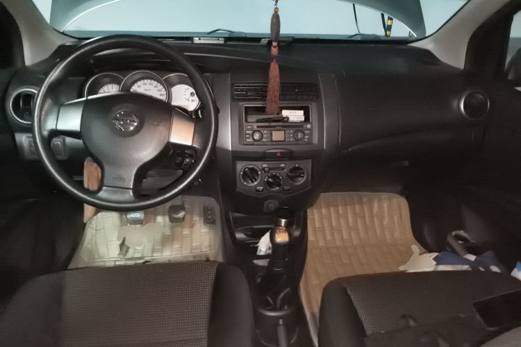 Used Nissan Livina 2010 Jingrui Edition 1.6L Manual Standard Model Center Console