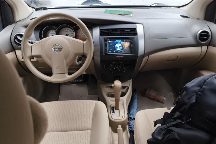 Used Nissan Livina 2010 Jingyue Edition 1.6L Automatic All-in-One Model Center Console