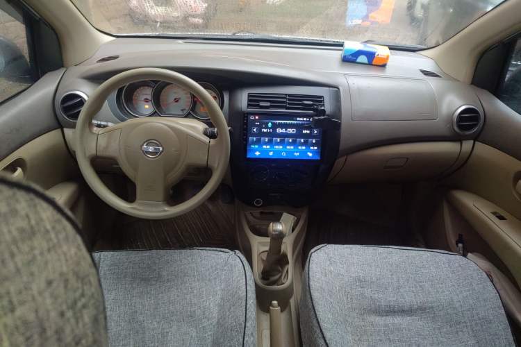 Used Nissan Livina 2010 Jingyue Edition 1.6L Manual All-Around Model Center Console
