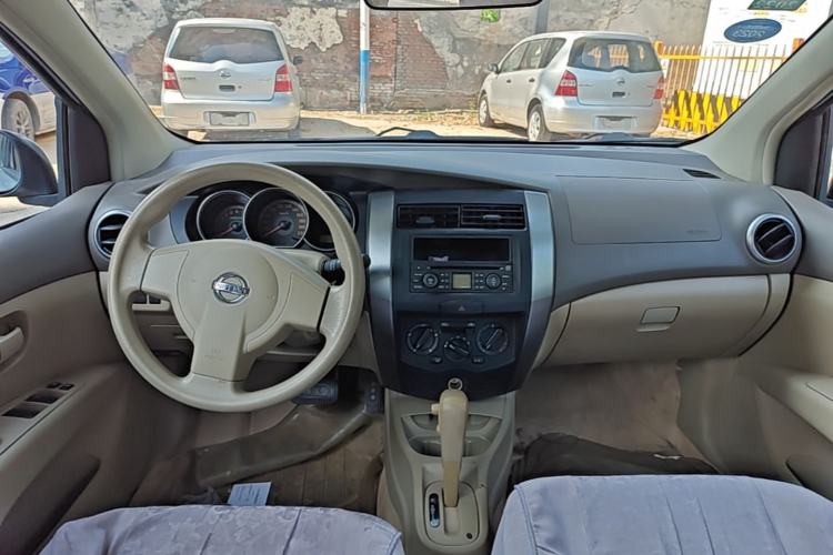 Used Nissan Livina 2010 Jingyue Edition 1.6L Automatic All-in-One Model Center Console