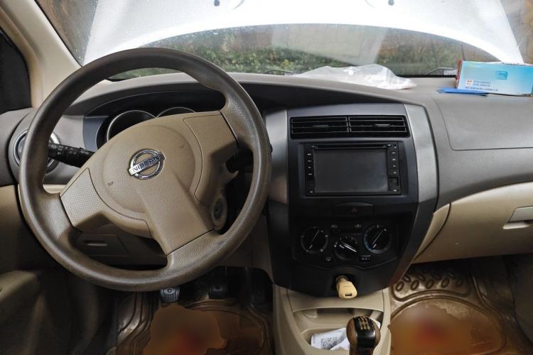 Used Nissan Livina 2010 Jingyue Edition 1.6L Manual Supercharged Model Center Console