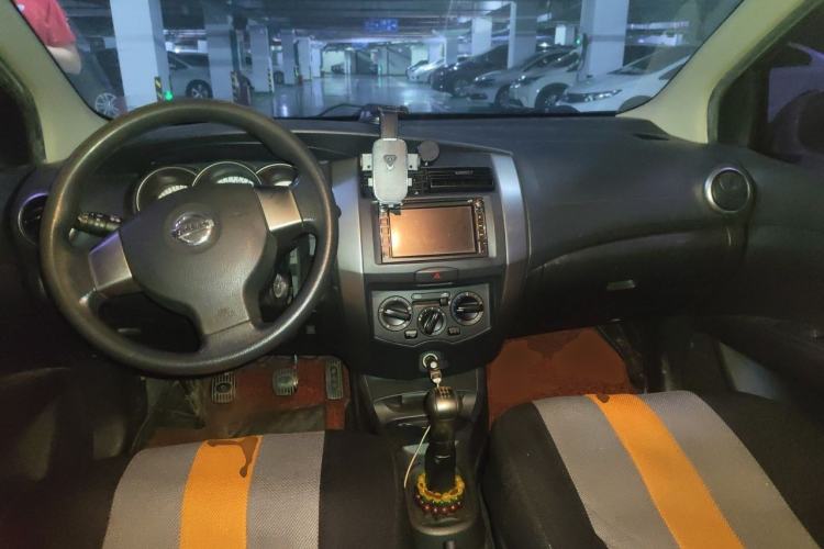 Used Nissan Livina 2010 Jingyue Edition 1.6L Automatic All-in-One Model Center Console