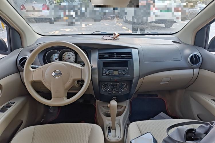 Used Nissan Livina 2010 Jingyue Edition 1.6L Automatic All-in-One Model Center Console