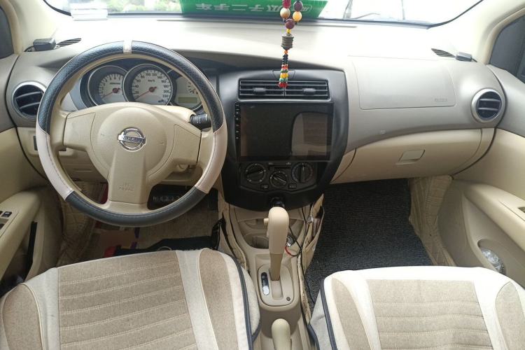 Used Nissan Livina 2010 Jingyue Edition 1.6L Automatic All-in-One Model Center Console
