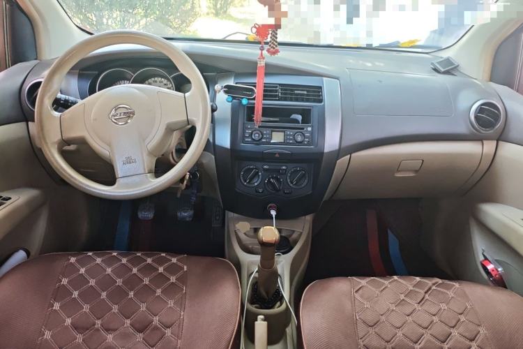 Used Nissan Livina 2010 Jingyue Edition 1.6L Manual All-Around Model Center Console