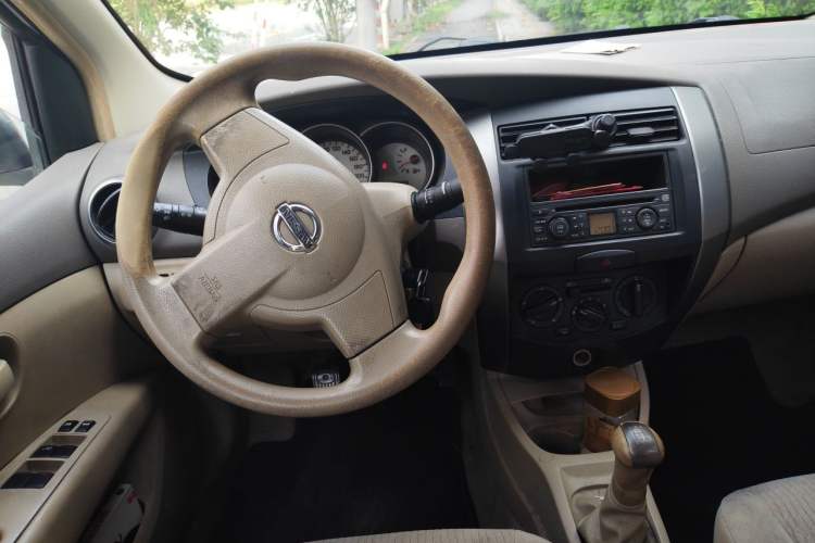 Used Nissan Livina 2010 Jingyue Edition 1.6L Manual All-Around Model Center Console