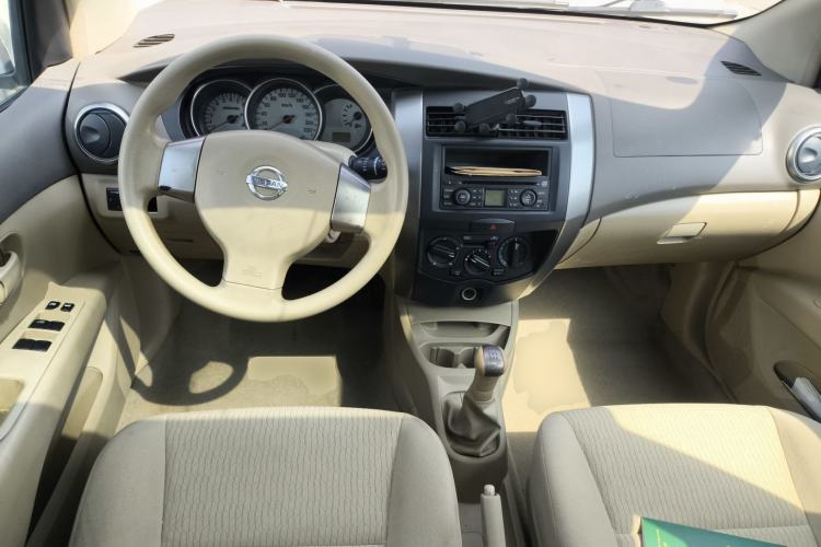 Used Nissan Livina 2010 Jingyue Edition 1.6L Manual All-Around Model Center Console
