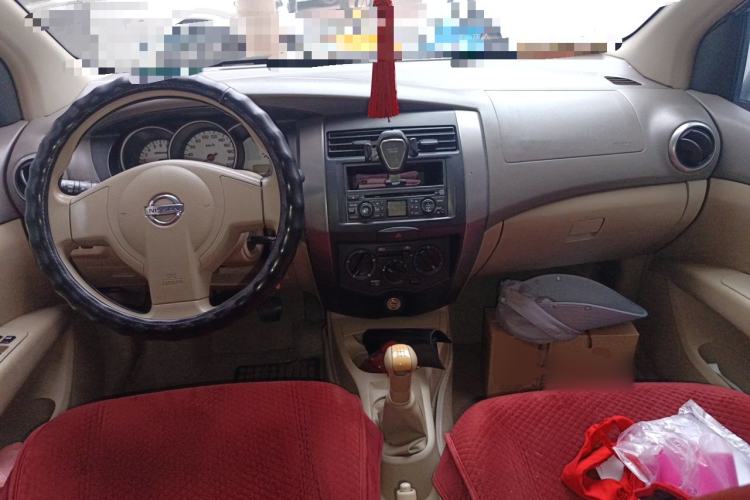 Used Nissan Livina 2010 Jingyue Edition 1.6L Manual All-Around Model Center Console