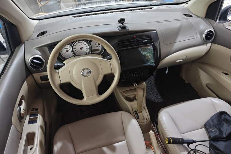 Used Nissan Livina 2010 Jingyue Edition 1.6L Automatic All-in-One Model Center Console