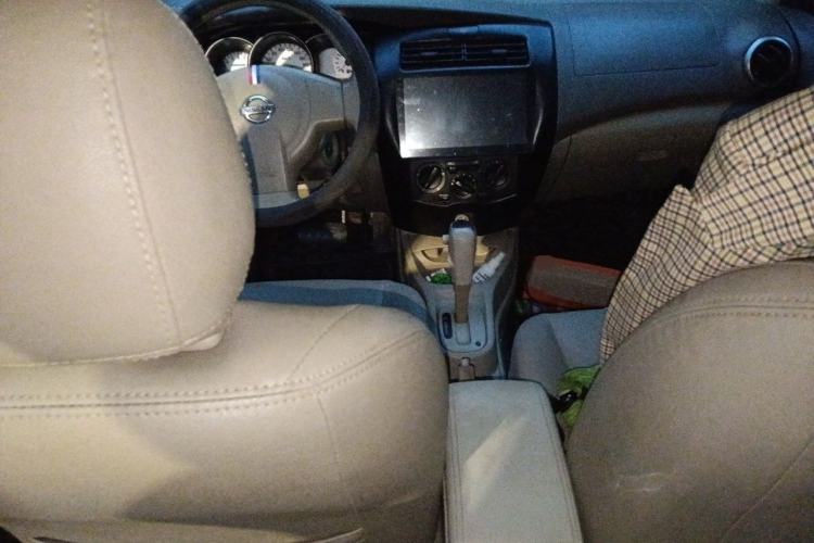 Used Nissan Livina 2010 Jingyue Edition 1.6L Automatic All-in-One Model Center Console