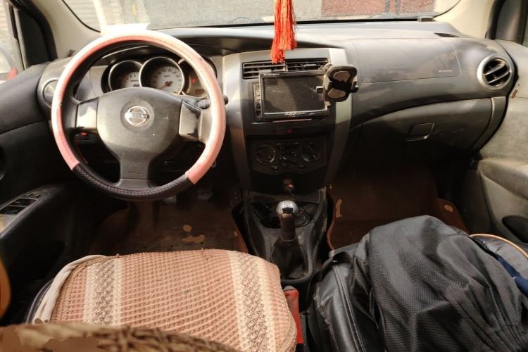 Used Nissan Livina 2010 Jingrui Edition 1.6L Manual Standard Model Center Console