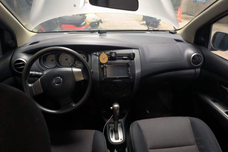 Used Nissan Livina 2010 Jingrui Edition 1.6L Automatic Smart Model Center Console