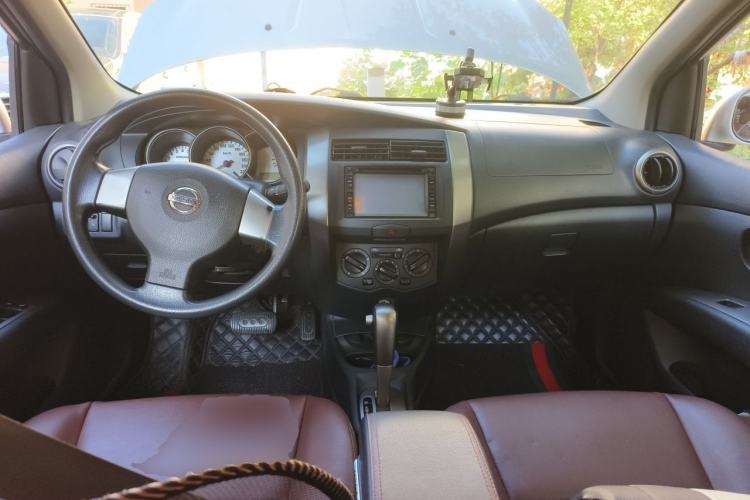 Used Nissan Livina 2010 Jingrui Edition 1.6L Automatic Smart Model Center Console