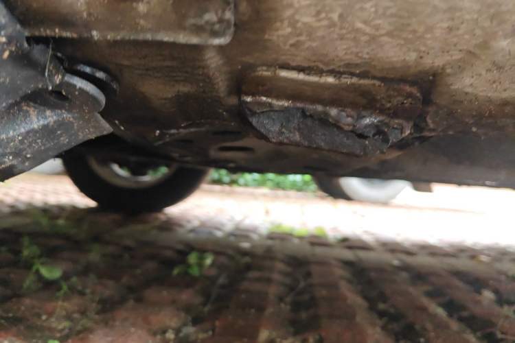 Used Nissan Livina 2010 Jingyue Edition 1.6L Manual Supercharged Model Chassis Front Left
