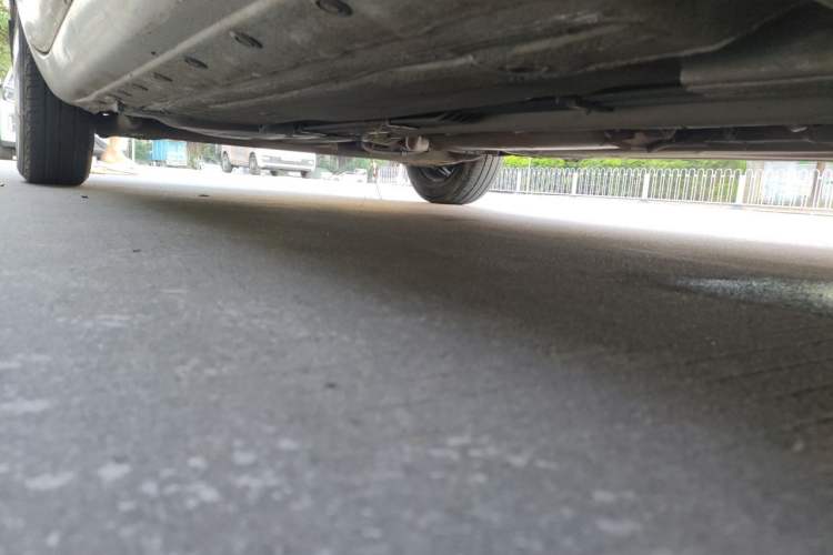 Used Nissan Livina 2010 Jingyue Edition 1.6L Manual All-Around Model Chassis Front Right