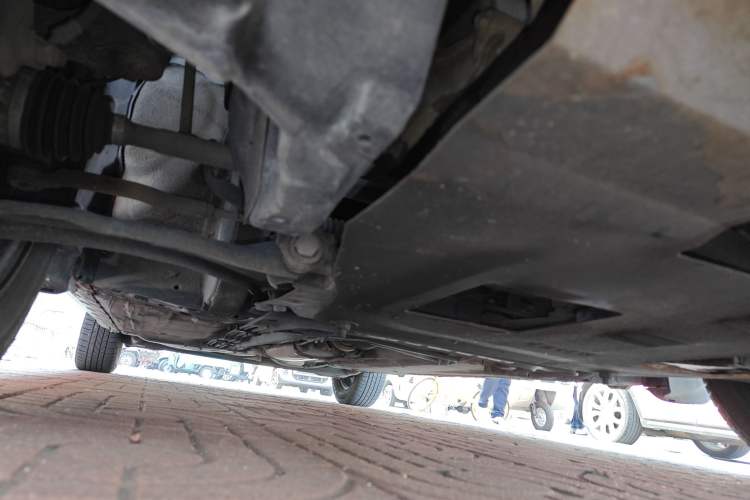 Used Nissan Livina 2010 Jingyue Edition 1.6L Manual All-Around Model Chassis Front Right