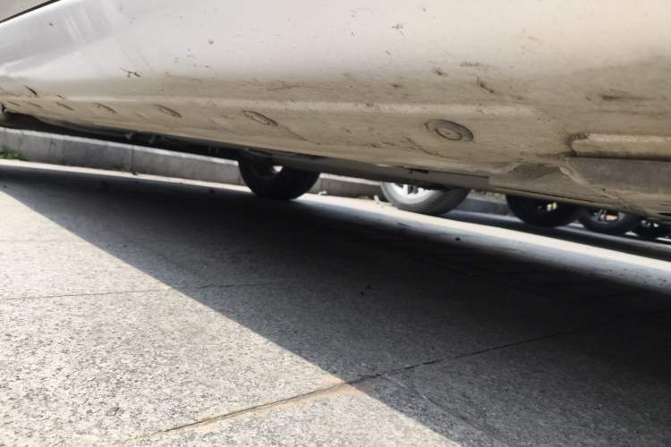 Used Nissan Livina 2010 Jingyue Edition 1.6L Manual All-Around Model Chassis Front Right