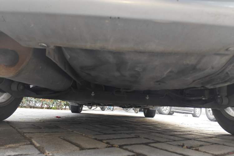 Used Nissan Livina 2010 Jingyue Edition 1.6L Manual All-Around Model Chassis Rear