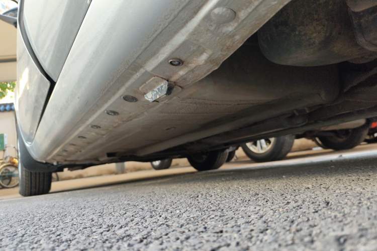 Used Nissan Livina 2010 Jingyue Edition 1.6L Manual All-Around Model Chassis Rear Left