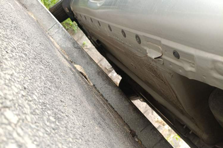 Used Nissan Livina 2010 Jingyue Edition 1.6L Automatic All-in-One Model Chassis Rear Left