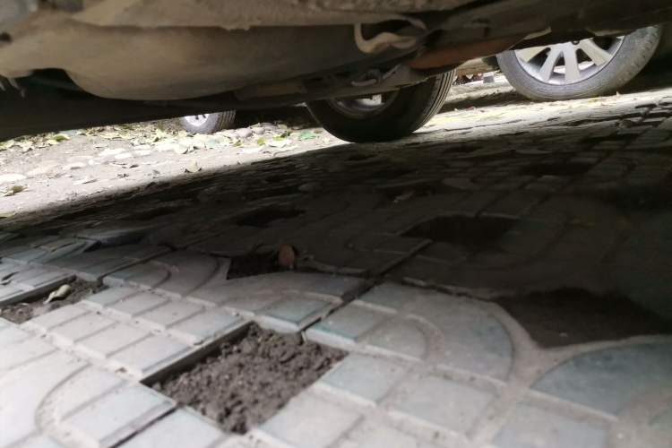 Used Nissan Livina 2010 Jingyue Edition 1.6L Manual All-Around Model Chassis Rear Right