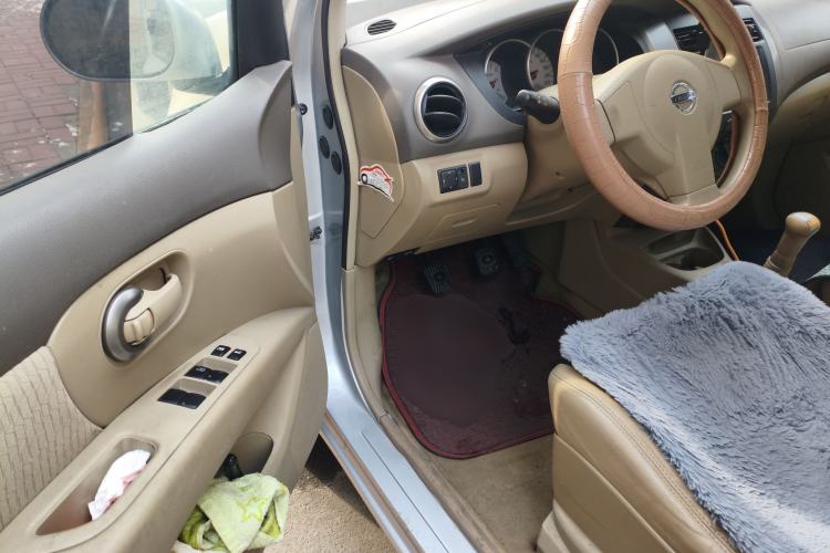 Used Nissan Livina 2010 Jingyue Edition 1.6L Manual All-Around Model Driver Seat