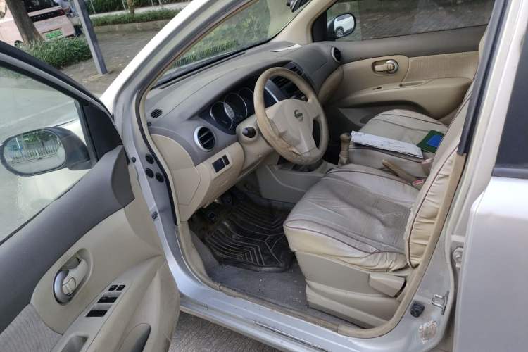 Used Nissan Livina 2010 Jingyue Edition 1.6L Manual All-Around Model Driver Seat