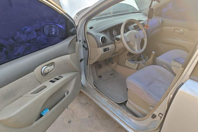Used Nissan Livina 2010 Jingyue Edition 1.6L Manual All-Around Model Driver Seat