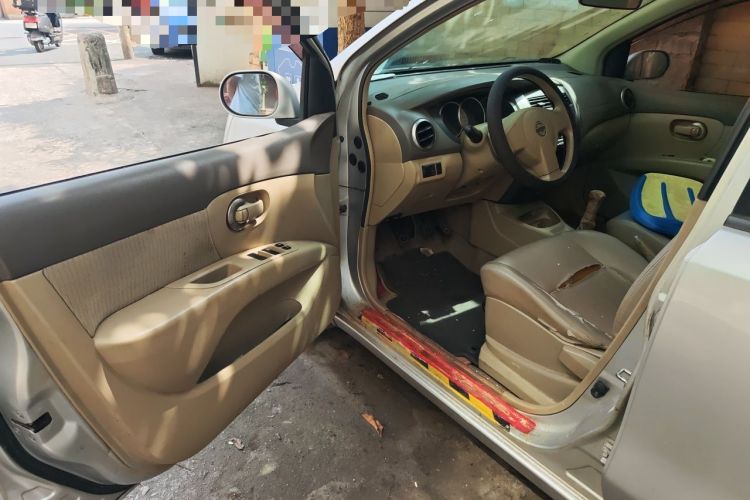 Used Nissan Livina 2010 Jingyue Edition 1.6L Manual All-Around Model Driver Seat