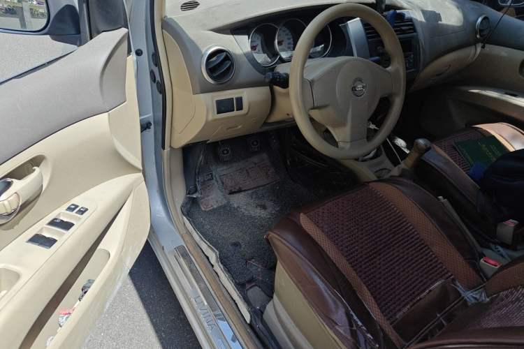 Used Nissan Livina 2010 Jingyue Edition 1.6L Manual All-Around Model Driver Seat