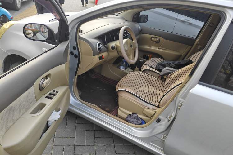Used Nissan Livina 2010 Jingyue Edition 1.6L Manual All-Around Model Driver Seat