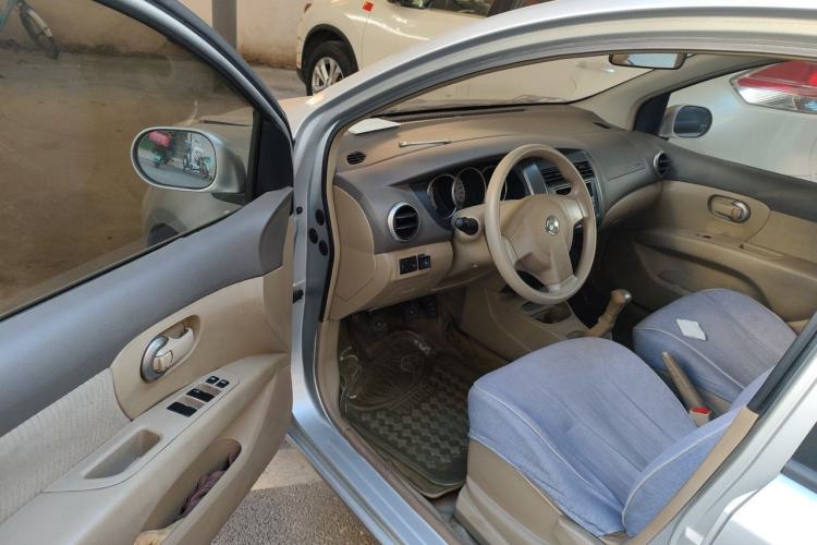 Used Nissan Livina 2010 Jingyue Edition 1.6L Manual All-Around Model Driver Seat