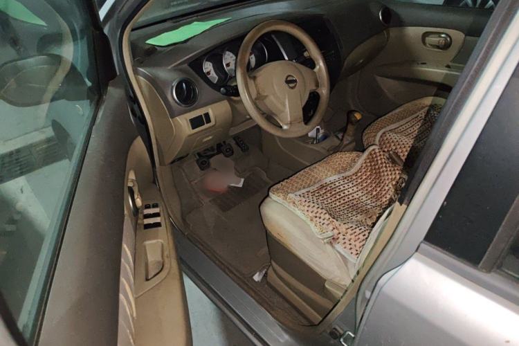 Used Nissan Livina 2010 Jingyue Edition 1.6L Manual All-Around Model Driver Seat